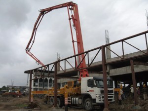 Un camion pompe à béton en action